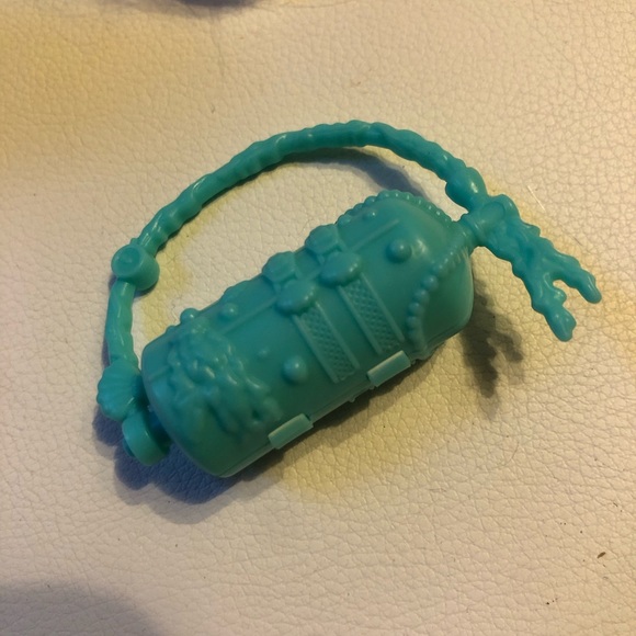 Monster High Lagoona Blue Doll Fins pink shoes & bracelet - Picture 3 of 12